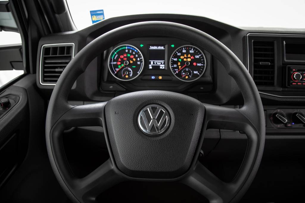 Volkswagen e-Delivery (5) Volante tem regulagem de altura e profundidade e direção hidráulica com esferas recirculantes da Bosch