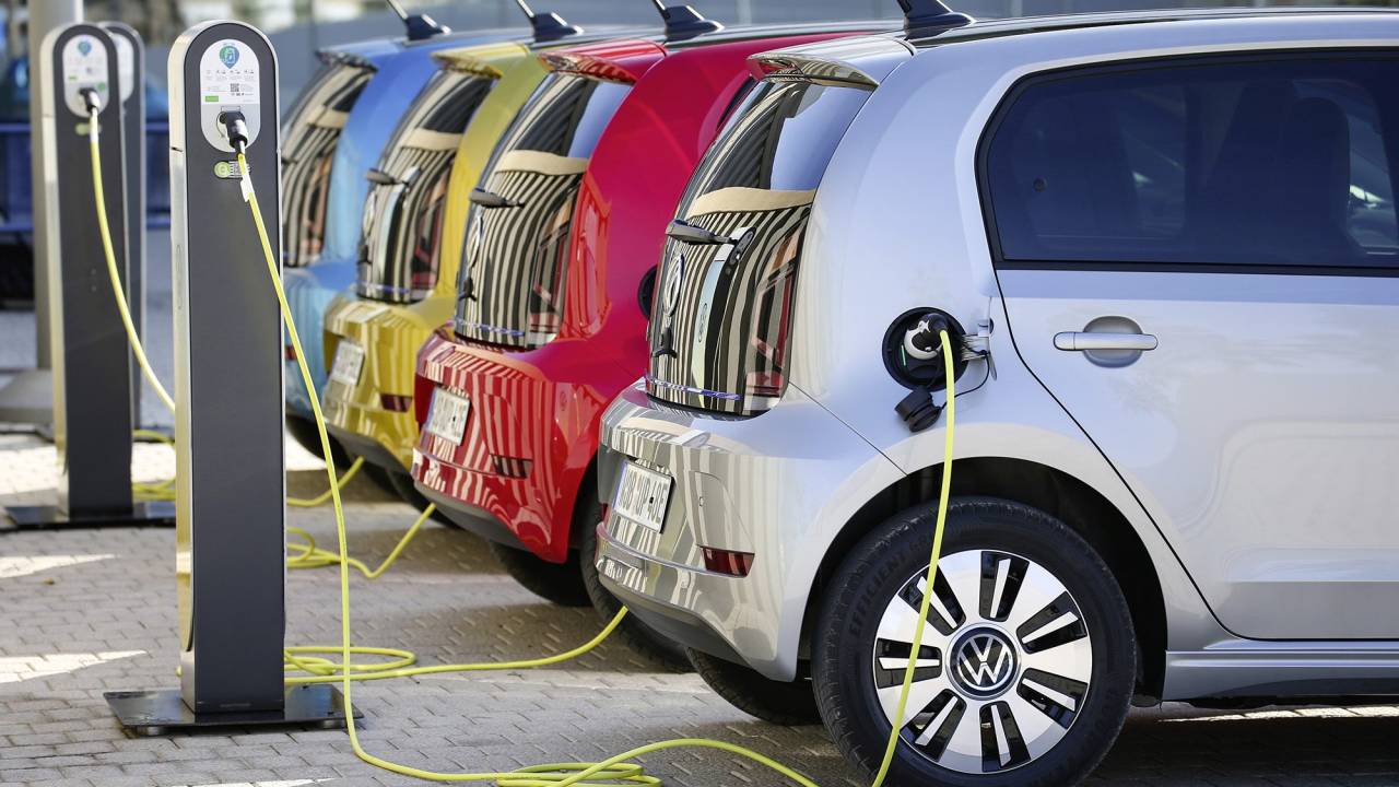 Unidades do VW e-Up! vistas de lado abastecendo