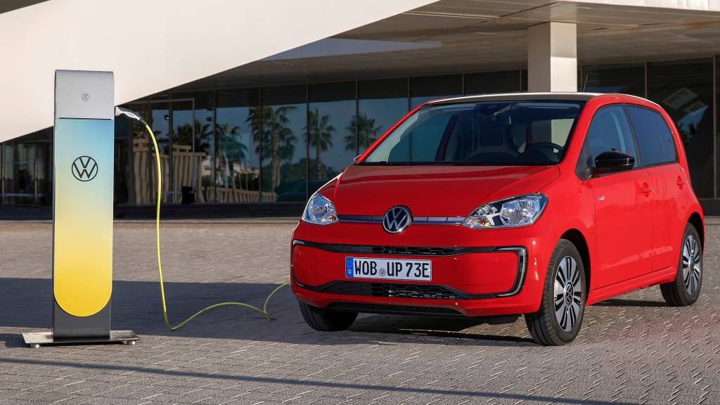 VW e-Up! elétrico vermelho com posto de carregamento