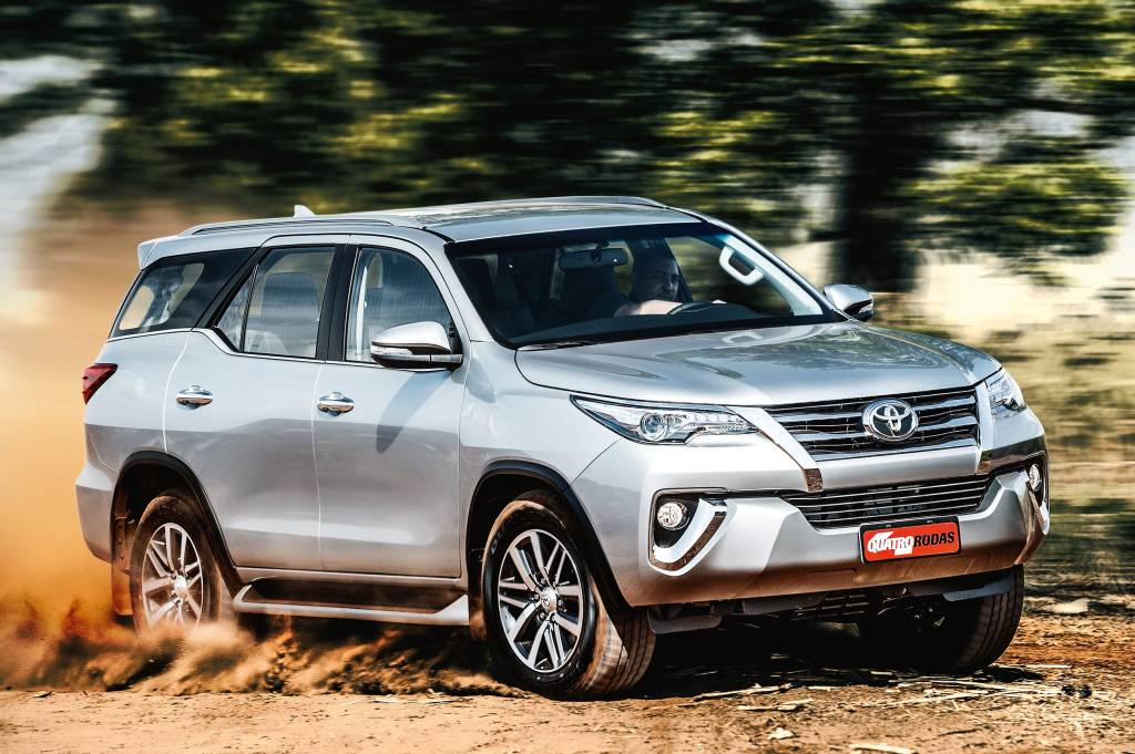 Toyota SW4 é usado com sete lugares e motor diesel que não perde valor