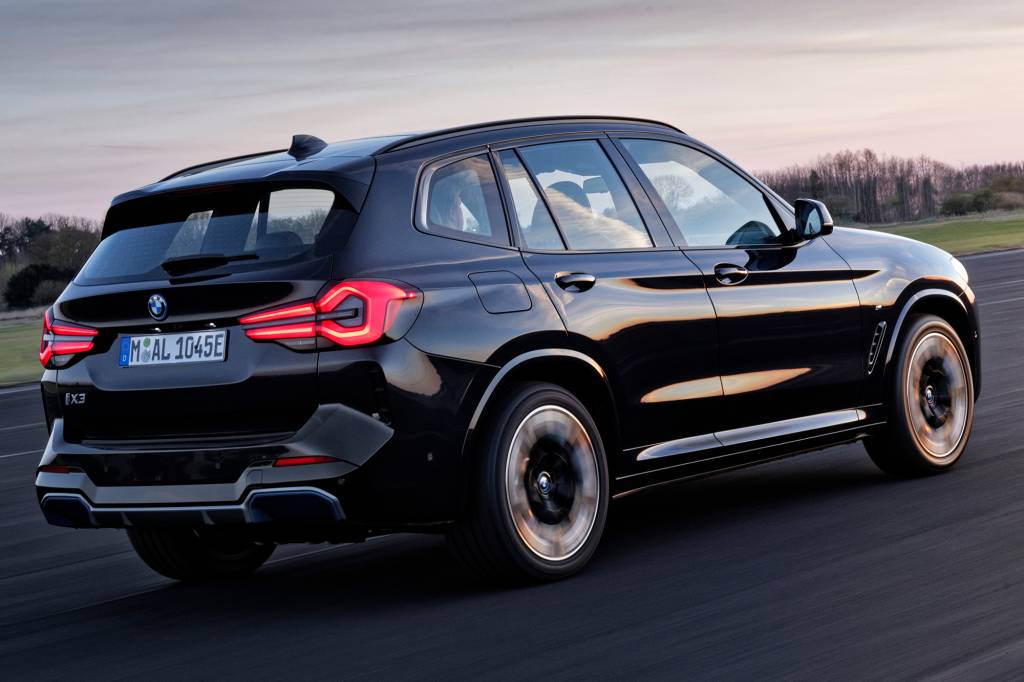 BMW iX3 BMW iX3 2022 preto visto 3/4 de trás