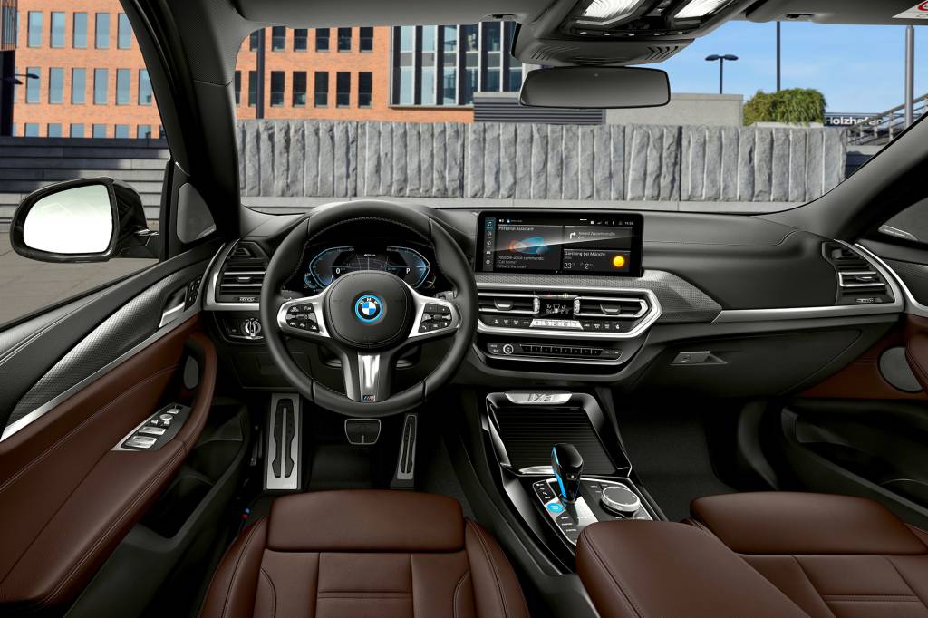 BMW iX3 Visual interno do BMW iX3 visto do banco da frente