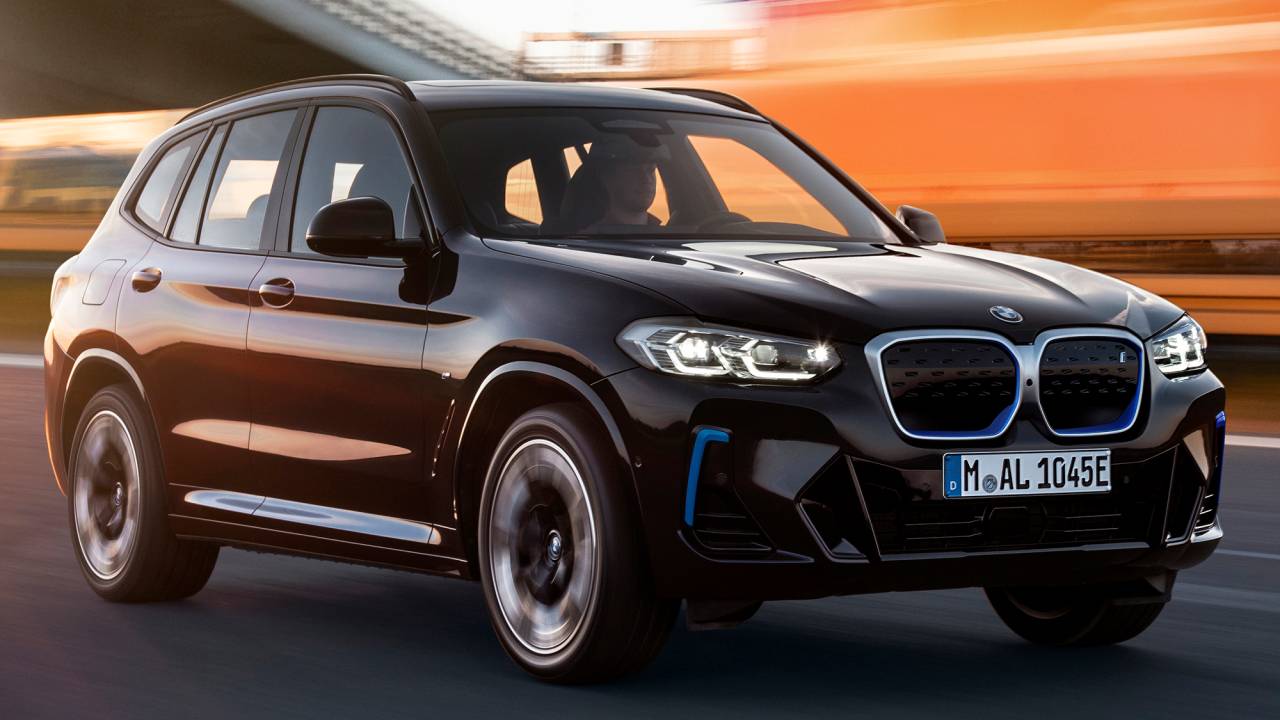 BMW iX3 2022 preto visto 3/4 de frente
