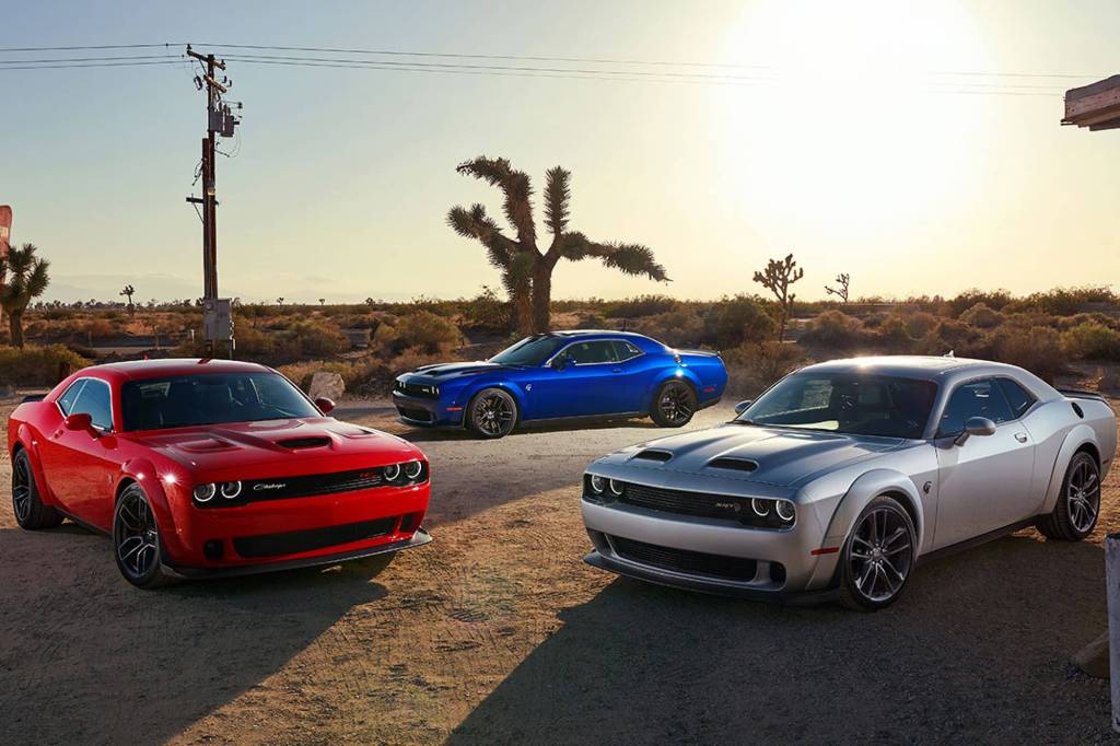 CHALLENGER Três Dodge Challenger vistos de lado