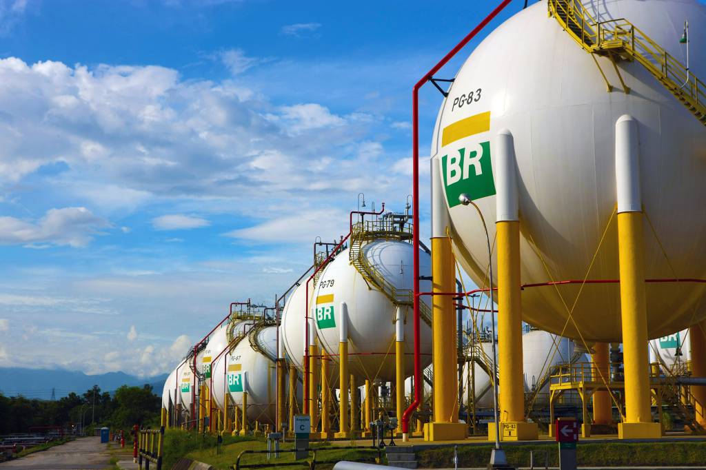 Aspectos da REDUC, Refinaria Duque de Caxias, no estado do Rio de Janeiro. Esferas de armazenamento de Gás Liquefeito de Petróleo (GLP) da Refinaria Duque de Caxias - REDUC