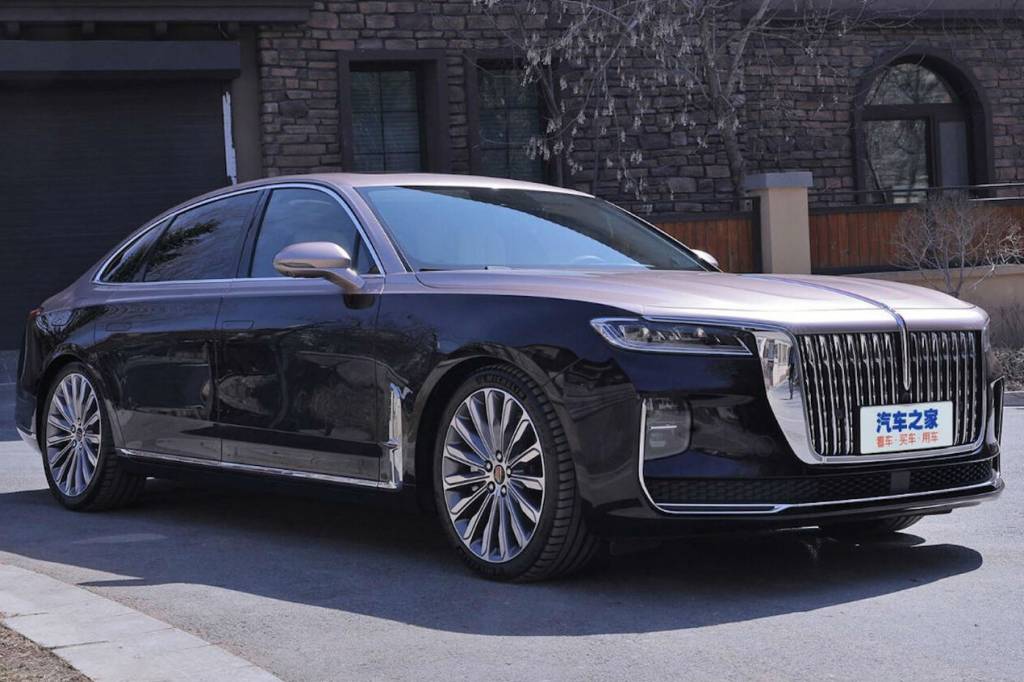 HONGQI H9 Hongqi H9 vermelho e bege visto 3/4 de frente