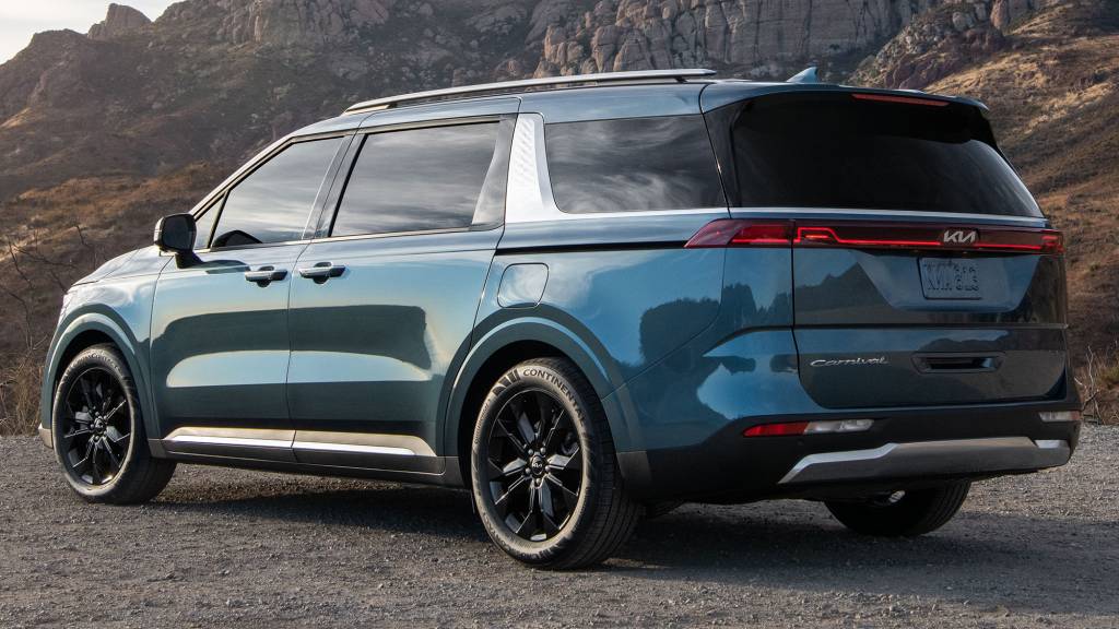 2022 Carnival Kia Carnival 2022 azul vista 3/4 de trás