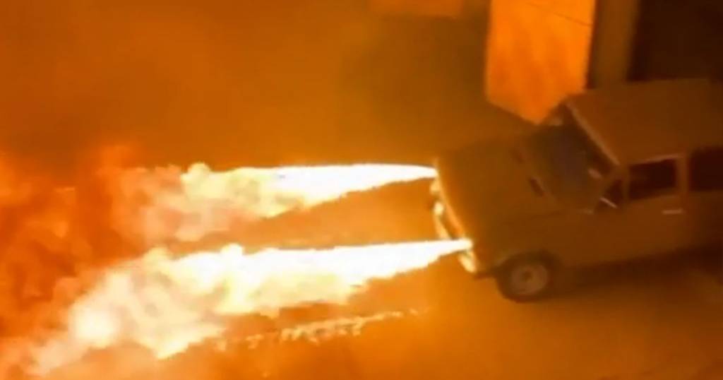 Lada Laika com lança-chamas é o tipo de coisa que você só verá na Rússia