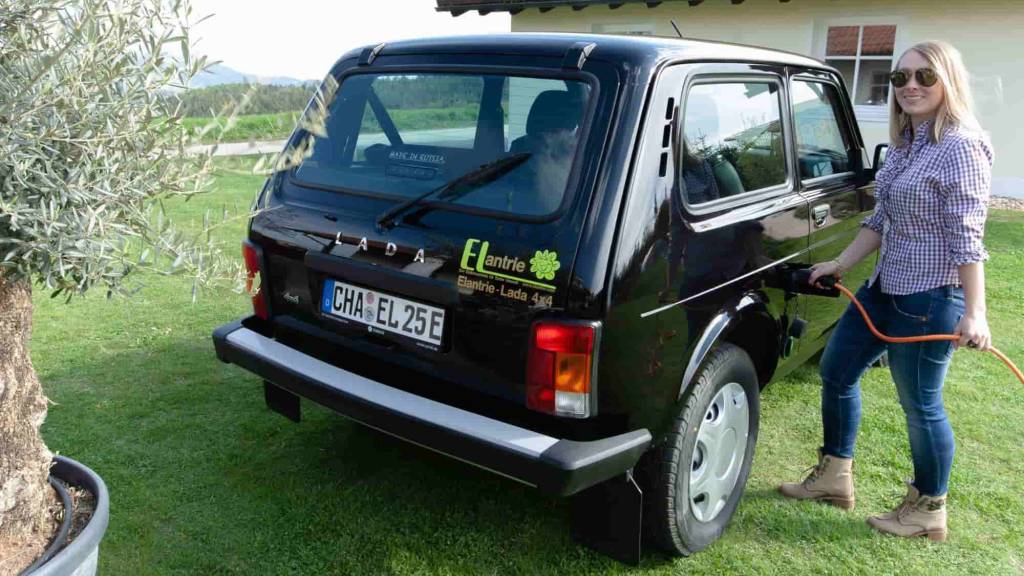 LADA NIVA 4X4 2 Lada Niva 4x4 preto visto 3/4 por trás