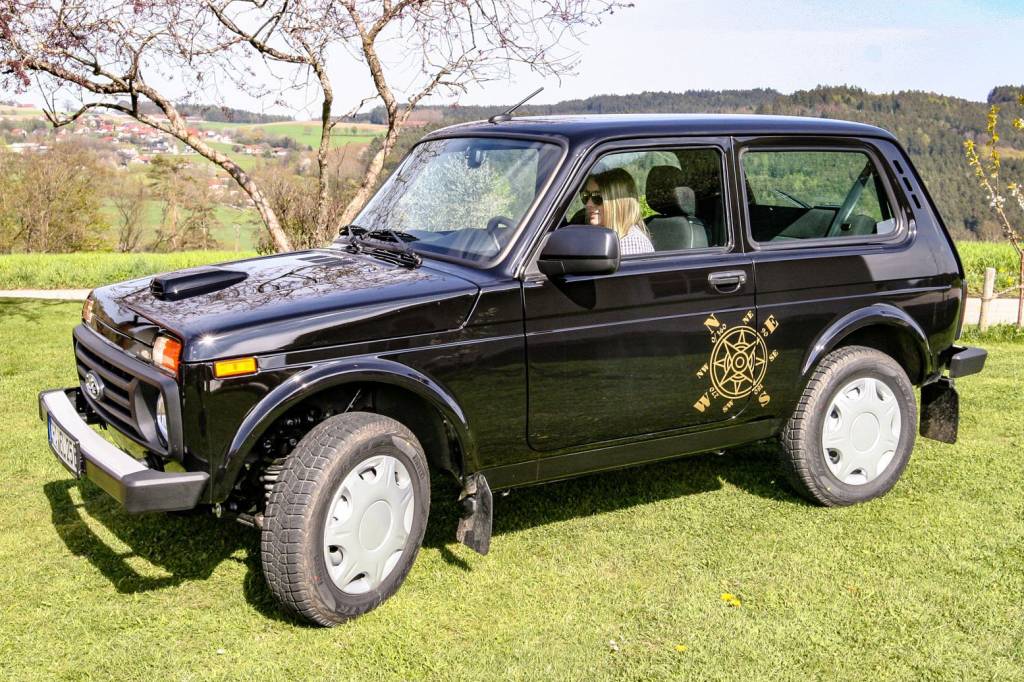 LADA NIVA 4X4 4 Lada Niva 4x4 preto visto 3/4 de frente