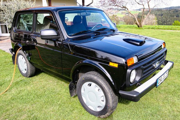 LADA NIVA 4X4 Lada Niva 4x4 preto visto 3/4 de frente