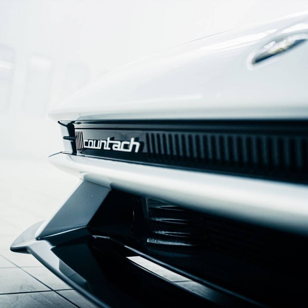LAMBORGHINI COUNTACH LPI 800-4 4 Detalhe do nome do Lamborghini Countach LPI 800-4 branco