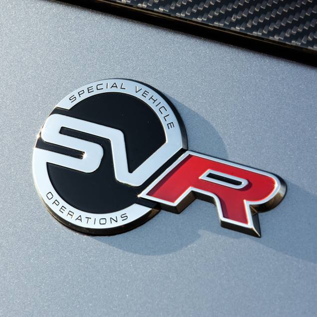 O emblema com o logo da SVO estampa diversas partes do veículo O emblema com o logo da SVO estampa diversas partes do veículo