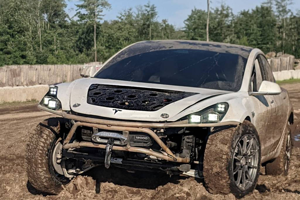 Tesla Mad Max 1 Model 3 off road modificado por youtubers