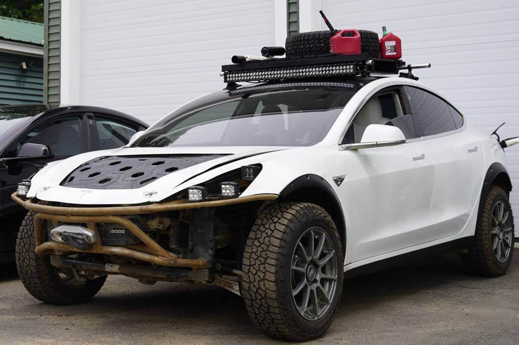 Tesla Mad Max 2 Tesla model 3 off road carregando