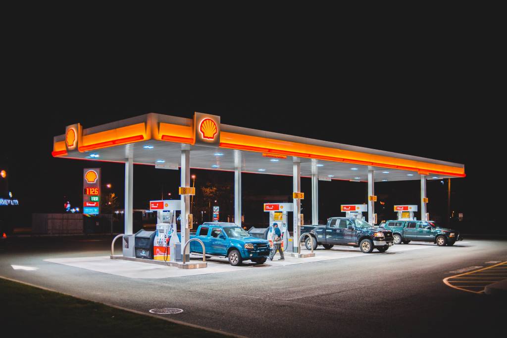 erik-mclean-w85wCFelnmw-unsplash No exterior os próprios motoristas abastecem seus carros, pagando direto na bomba ou na loja de conveniência