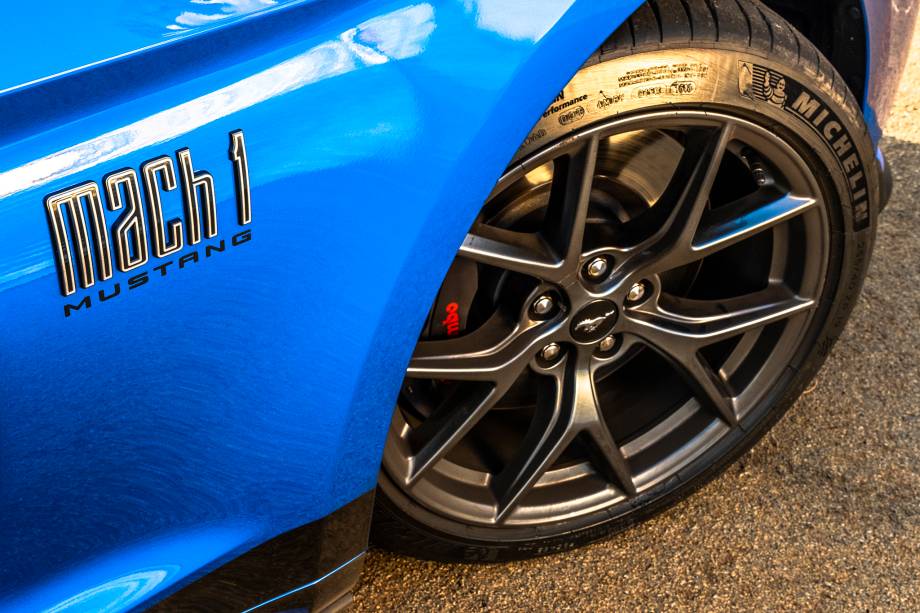 Nome da versão também aparece nas laterais, que têm ainda as rodas de 19 polegadas Nome da versão também aparece nas laterais, que têm ainda as rodas de 19 polegadas