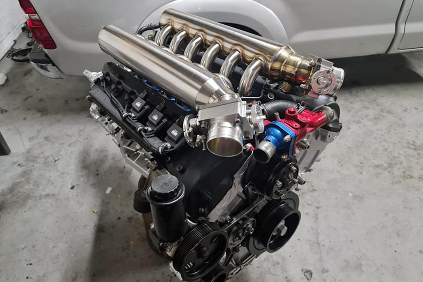 895877 Motor V12 instalado na Hilux