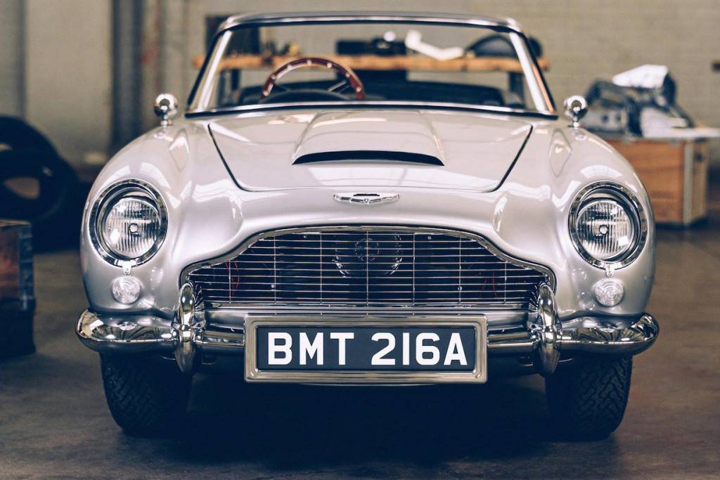 ASTON MARTIN DB5 JUNIOR 5 Aston Martin DB5 Junior prata visto de frente