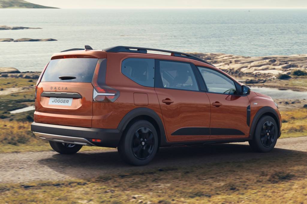DACIA JOGGER 4 Dacia Jogger laranja vista 3/4 de trás