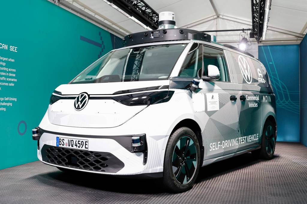 New Auto Night 2021 VW ID.Buzz autônoma de teste vista 3/4 de frente