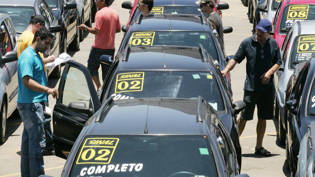 Mais baratos, carros usados têm maior procura no Brasil desde 2004