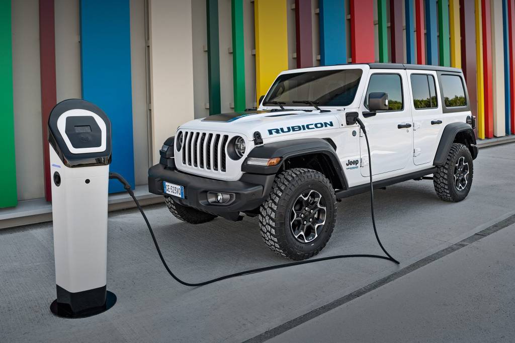 Impressões: Jeep Wrangler 4xe não abre mão da tradição e faz 24,4 km/l