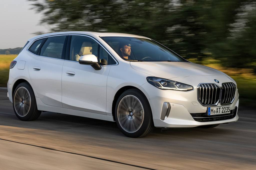 Novo BMW Série 2 Active Tourer estreia com telas curvas e versões híbridas