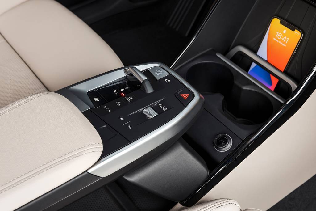 BMW Serie 2 Active Tourer (9) Console central deixa celular bem à mostra