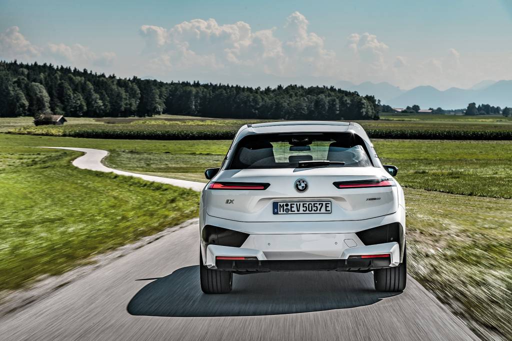 BMW iX xDrive i50 BMW iX é elétrico luxuoso que não abre capô e tem volante hexagonal