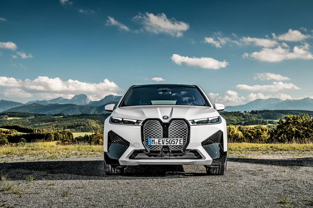 BMW iX xDrive i50 BMW iX é elétrico luxuoso que não abre capô e tem volante hexagonal