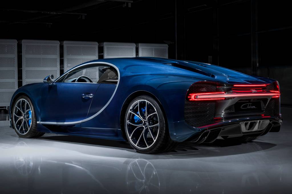 BUGATTI CHIRON 2 Bugatti Chiron azul visto 3/4 de trás