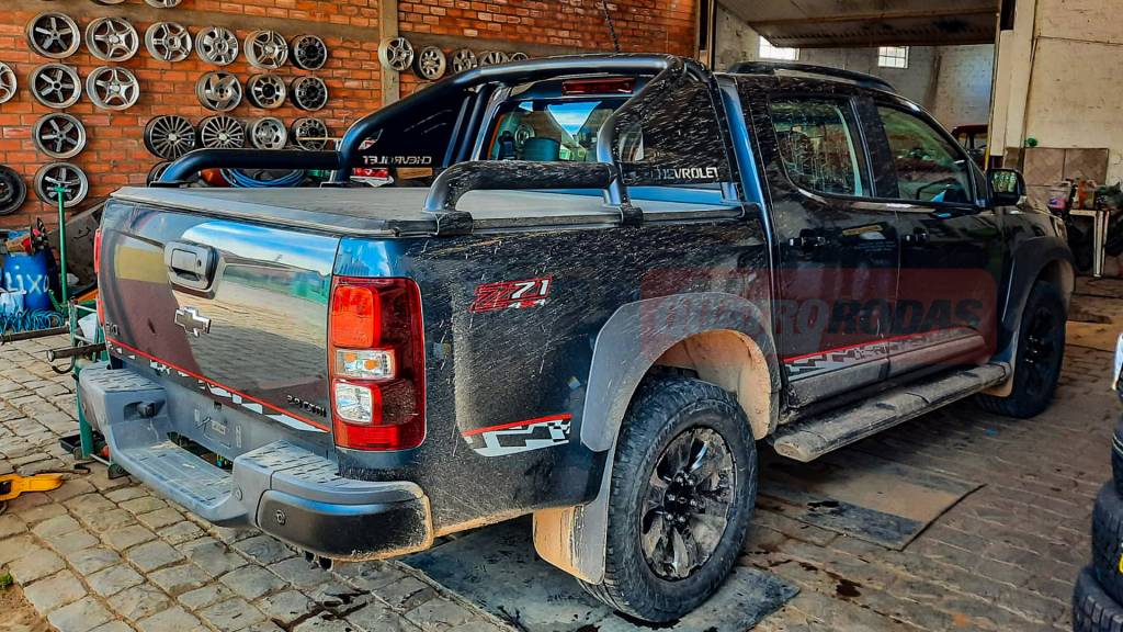 Chevrolet S10 Z71 Santantônio e adesivos chamam atenção na nova S10 71