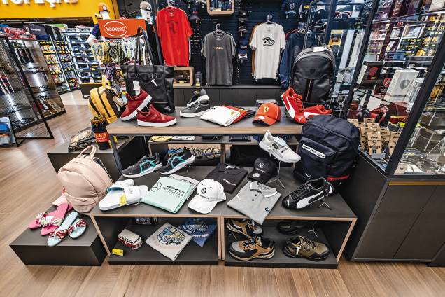 Temática de carro é seguida na oferta de roupas, tênis, acessórios e até de perfumes. Temática de carro é seguida na oferta de roupas, tênis, acessórios e até de perfumes.