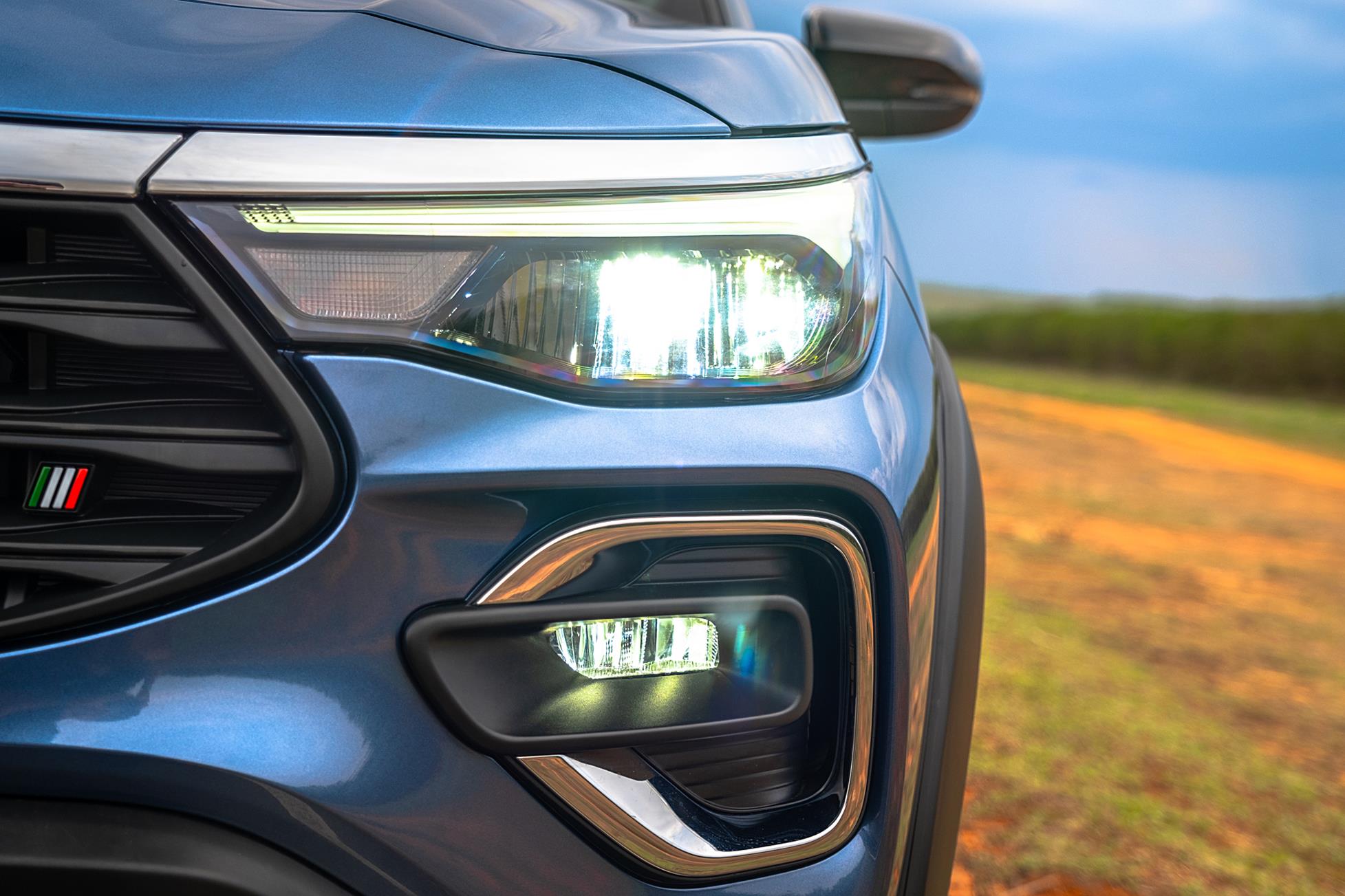 Para-choque dianteiro do Fiat Pulse 2022 azul visto de frente