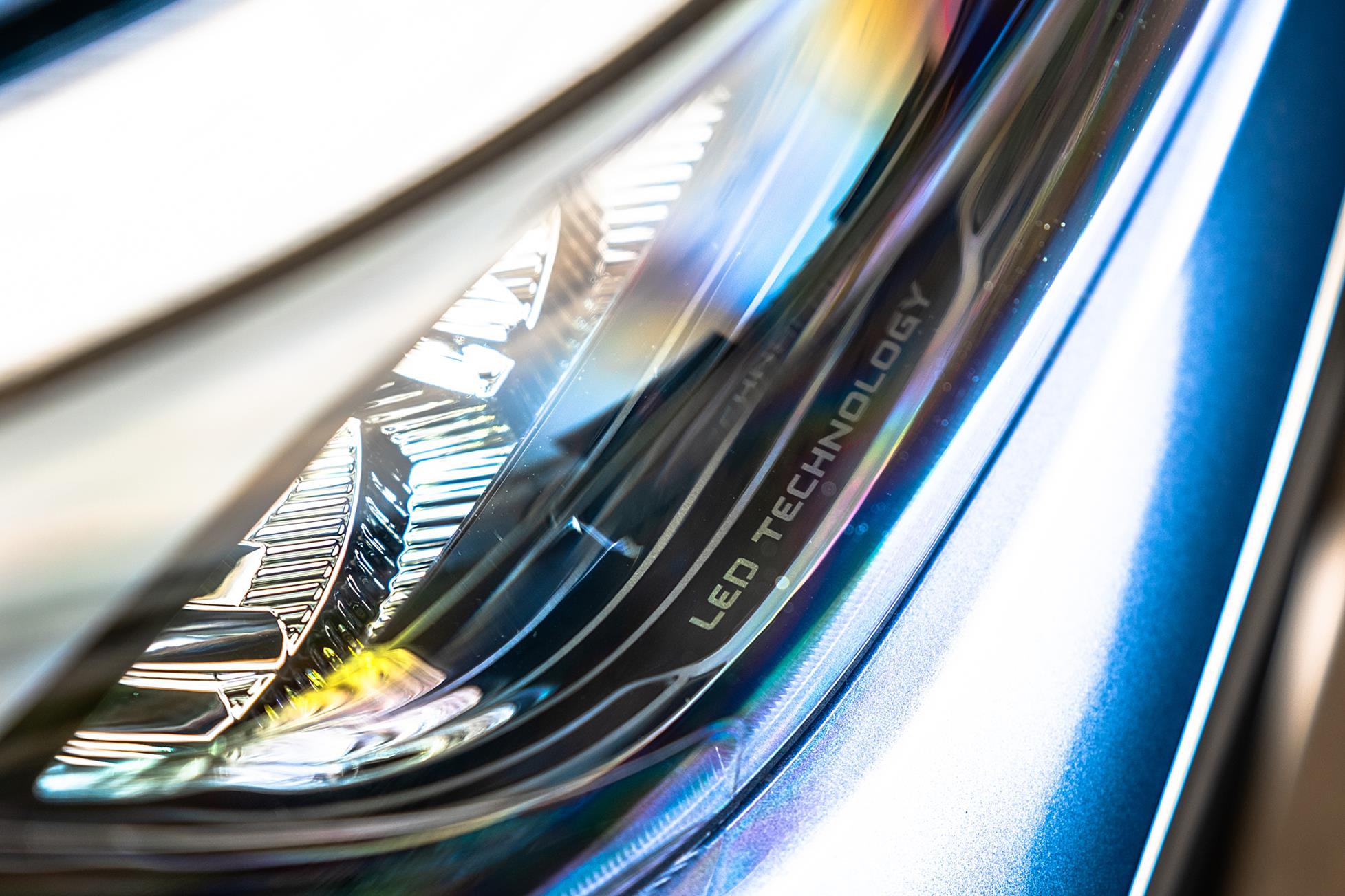 Detalhes dos far&oacute;is do Fiat Pulse 2022 azul vistos de frente