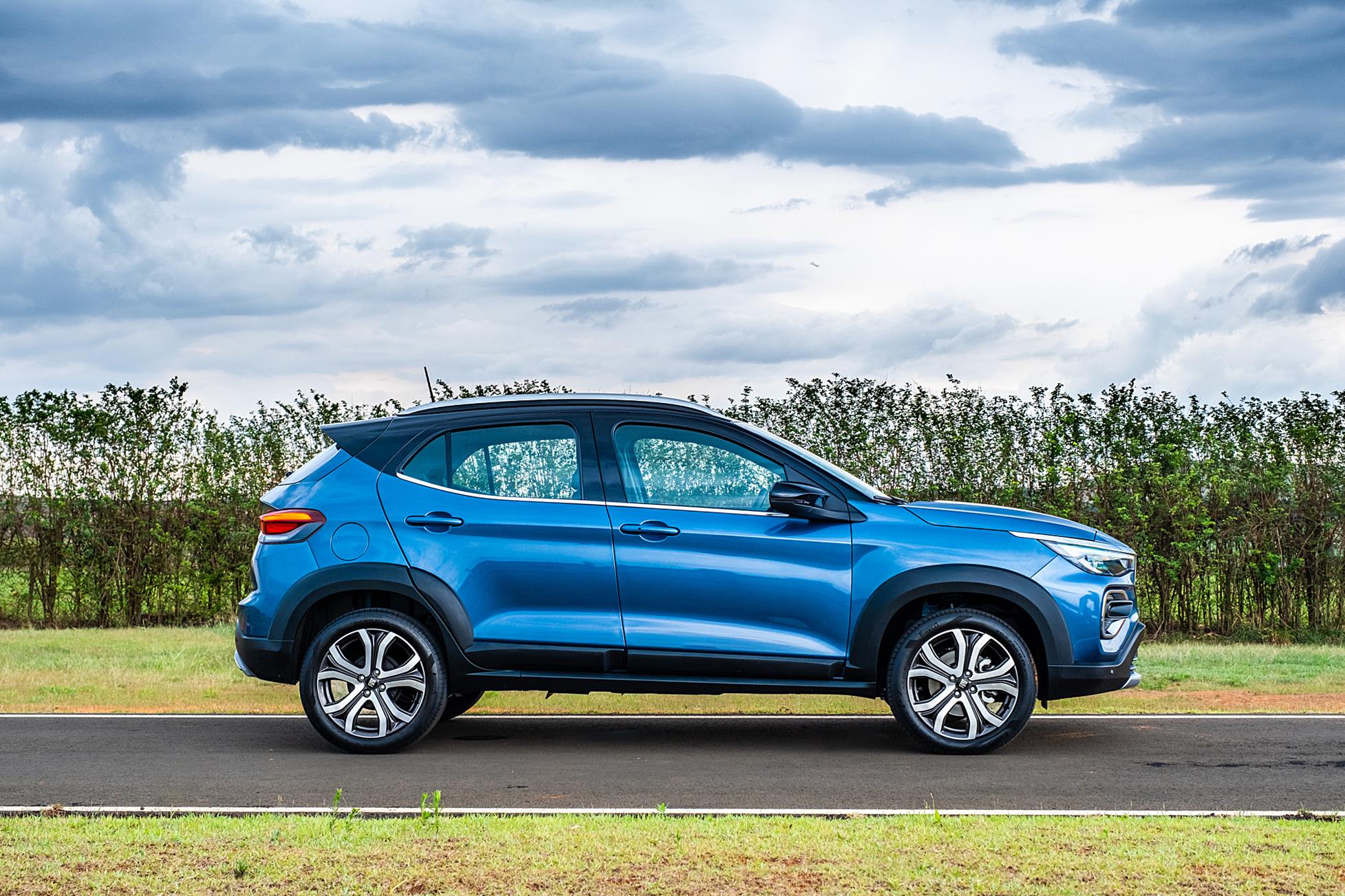 Fiat Pulse 2022 azul visto de lado