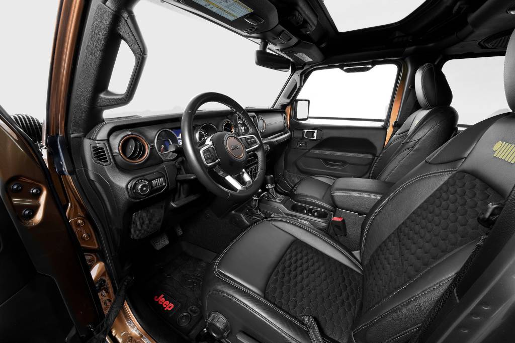 Jeep® Wrangler Overlook concept Interior Jeep Wrangler Sahara Overlook visto da porta do motorista