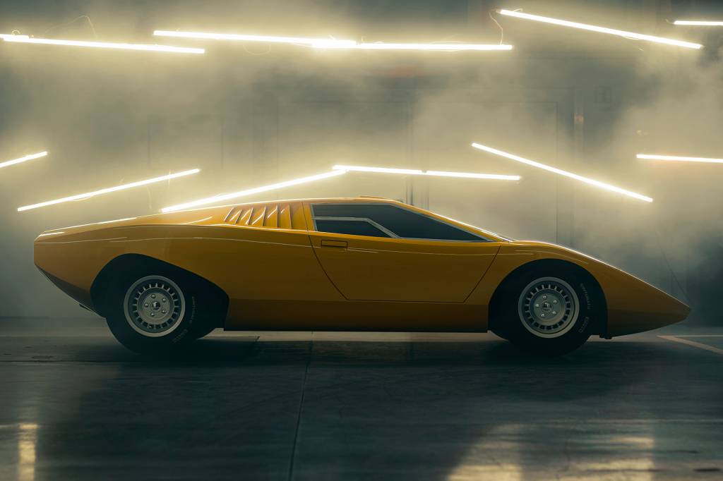 LAMBORGHINI COUNTACH LP 500 1 Lamborghini Countach LP 500 1971 amarelo visto de lado