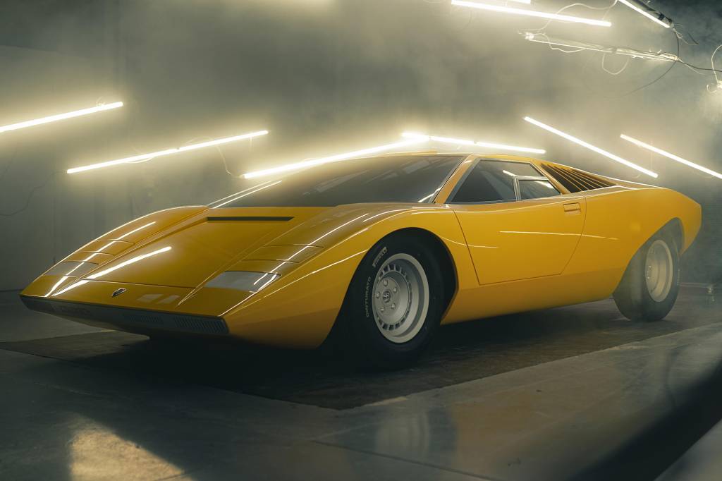 LAMBORGHINI COUNTACH LP 500 Lamborghini Countach LP 500 1971 amarelo visto 3/4 de frente