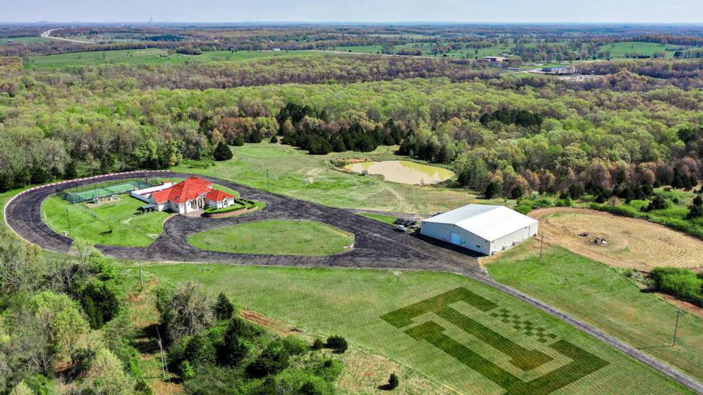 Casa no Airbnb tem camas em forma de carro e pista de corrida exclusiva