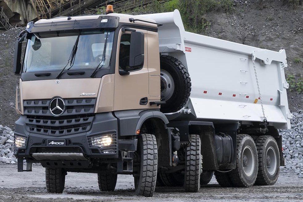 MERCEDES-BENZ AROCS 8 Mercedes-Benz Arocs marrom visto 3/4 de frente