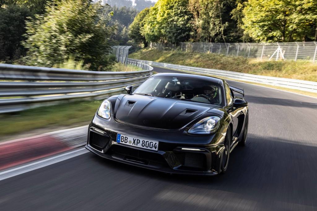 PORSCHE 718 CAYMAN GT4 RS 1 Porsche 718 Cayman GT4 RS 2022 preto visto 3/4 de frente