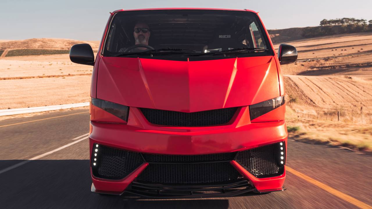 Esse Aventador parece diference? Calma, é só um Toyota HiAce com motor V12