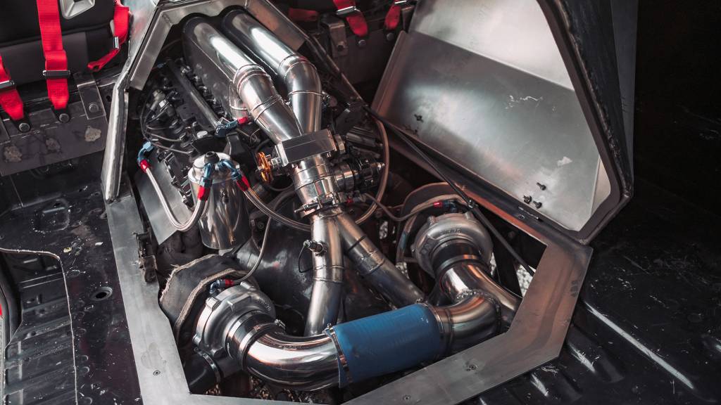 Toyota HiAce com motor V12 central biturbo (5) O sul-africano não explicou como lidará com calor e ruído do V12 sob o descanso de pés