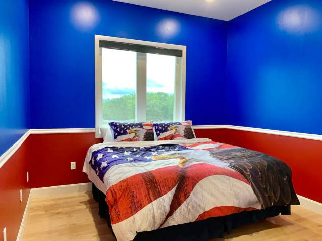 Exceto por esse quarto, com temática patriota americana que foge totalmente do estilo dos outros cômodos Exceto por esse quarto, com temática patriota americana que foge totalmente do estilo dos outros cômodos