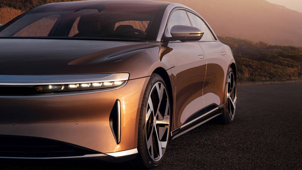 lucid-air-exterior-07 Entre os 396 pedidos de patentes feitos na criação do Air está os faróis com microlentes, que direcionam e intensificam sob medida a emissão de luz