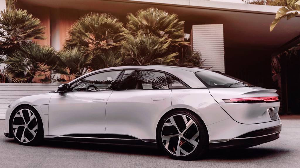 lucid-air-exterior-08 Habitáculo imita canopis de aviões militares e, na versão mais cara, é ornada com platina polida