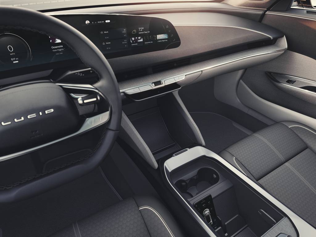 lucid-air-interior-03 Tablet auxiliar se recolhe sob um toque no painel