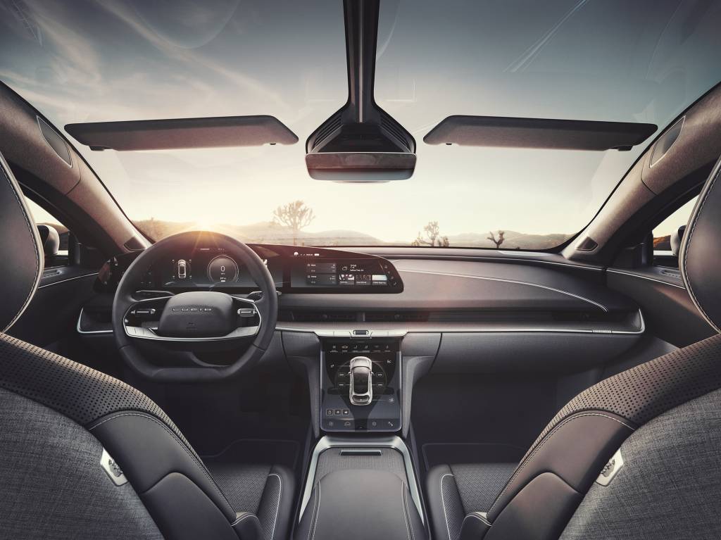 lucid-air-interior-04 Outro empréstimo da aviação é o nome do sistema de telas do Air: glass cockpit